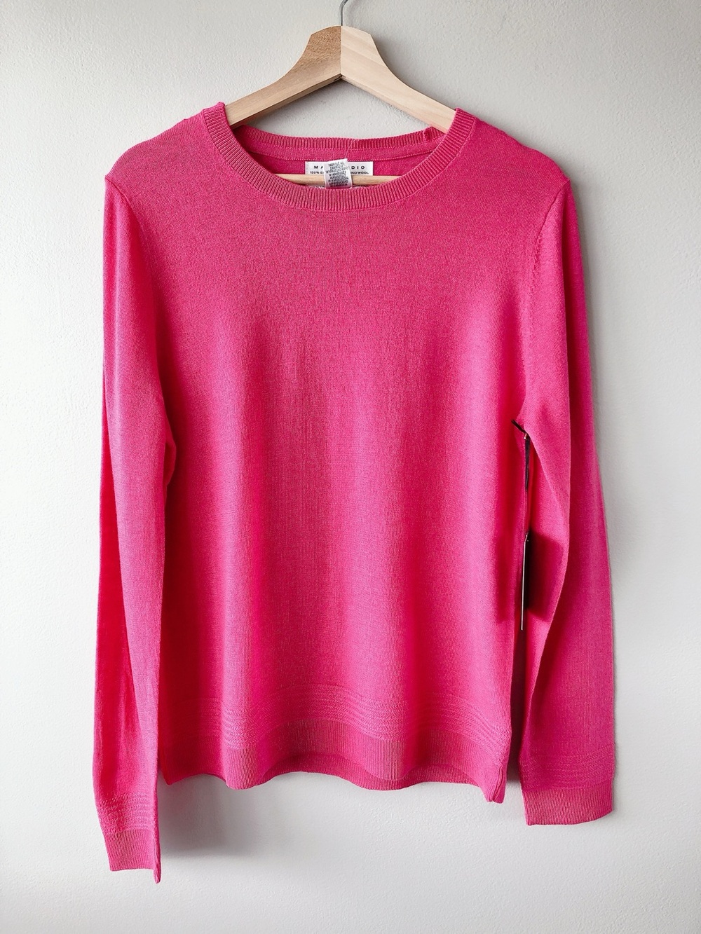 Max Studio 100% extra fine merino wool Women’s Crewneck Sweater Bright Pink